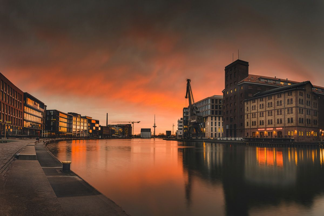 Theater am Hafen im Abendrot