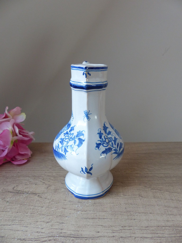 Ancien huilier ou vinaigrier en céramique blanche décor bleu champêtre médiéval musicien jardinier, Petit vase peint main décoration cuisine