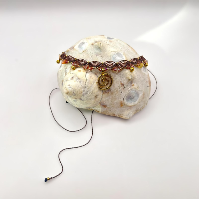 Collier BANDIDA – Micro-macramé &amp; spirale dorée