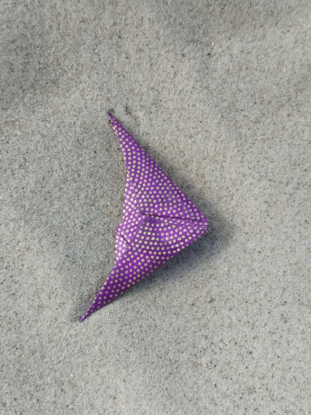 Broche cerf-volant violet à pois dorés