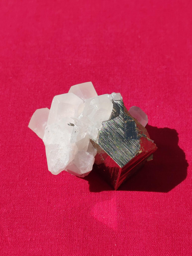 Pyrite et manganocalcite (collection)