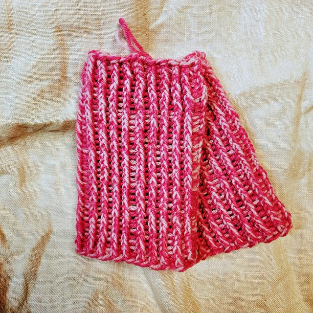 Ranteenlämmittimet jämälangoista - Wrist warmers from leftover yarn, size M