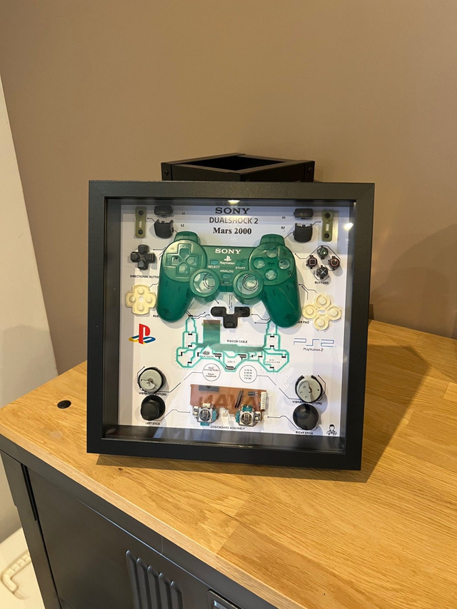 Cadre 3D Diorama shadowbox manette PlayStation 2 verte