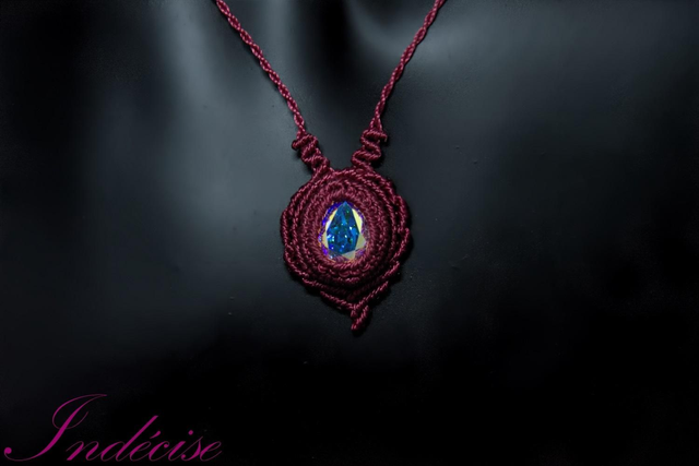 Collier ajustable Cristal serti macramé