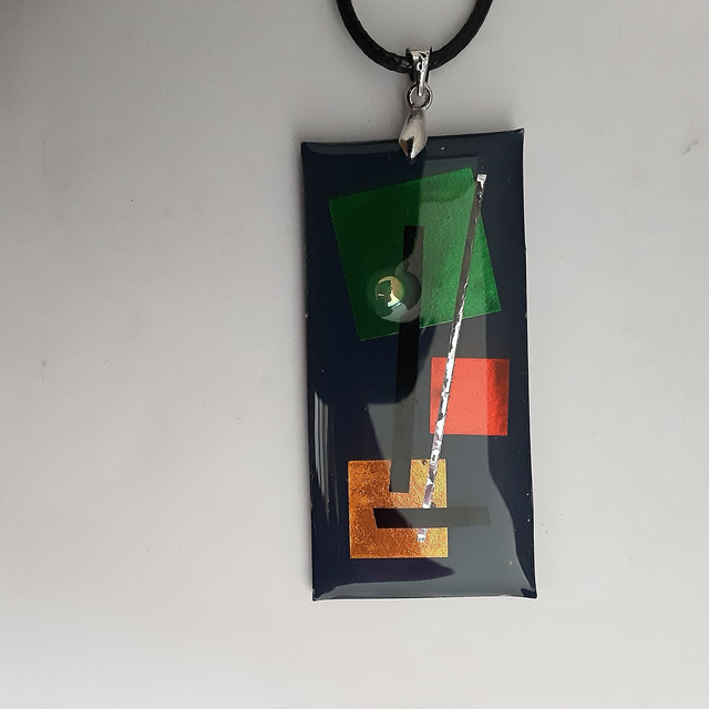 Pendentif grand rectangle fond bleu marine et décor métallisé vert et rouge et jaune et argent et cabochon vert nacré