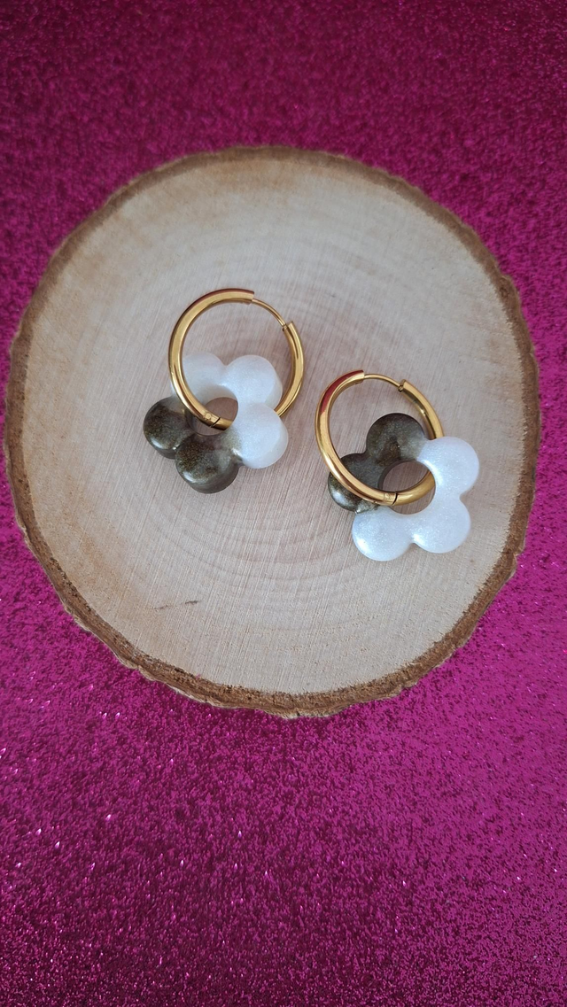 Créoles dorées fleurs kaki et blanc