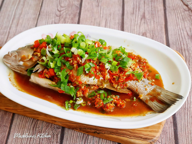 Bar poêlé sauce piquant 