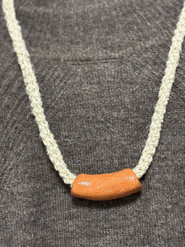 Ogrlica z glinenim obeskom - rdeča