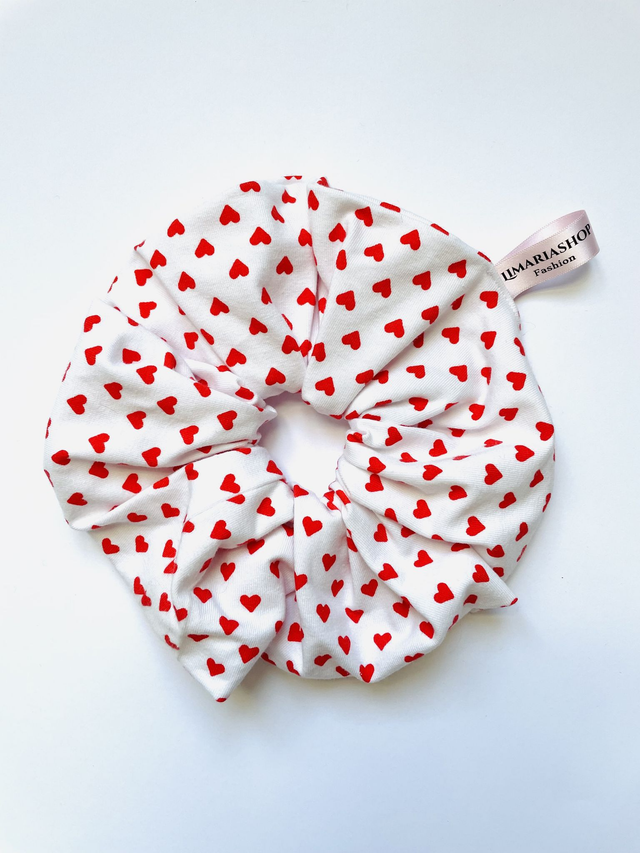 Große Herzen Scrunchie