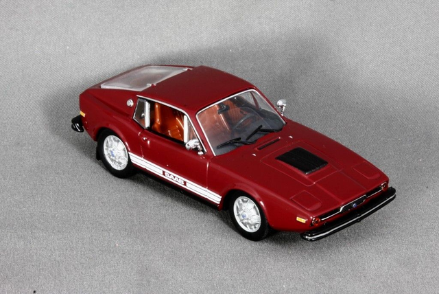 Saab Sonett III (1973) Universal Hobbies 1:43