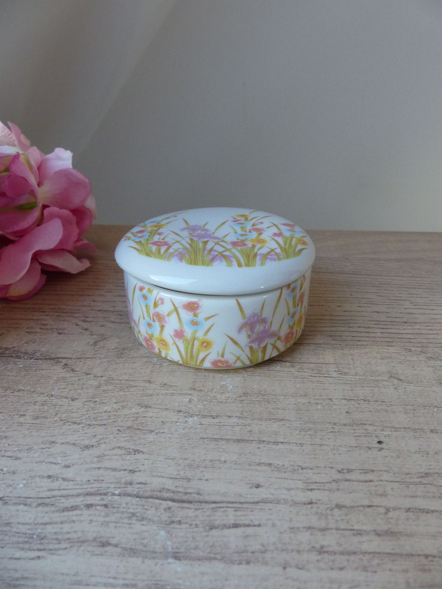 Ensemble de deux boites de rangement en porcelaine Vintage Décor Floral Taïwan, petite bonbonnière et pot à gingembre Japonais