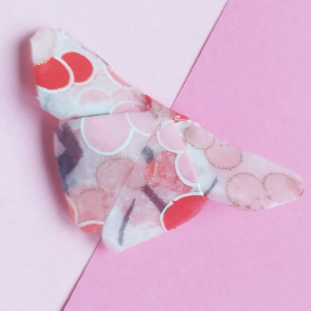 Broche en forme de papillon de couleur rose