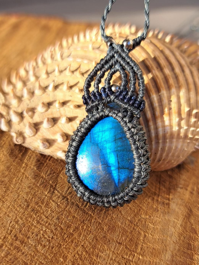 Pendentif micro-macramé labradorite bleue