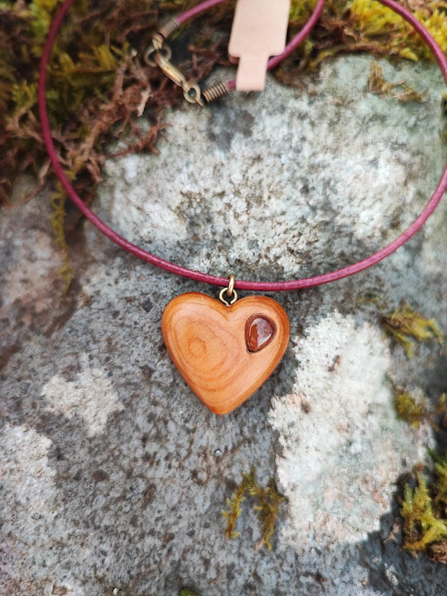 Pendentif Coeur en Bois d' If, Tourmaline et Cordon Cuir