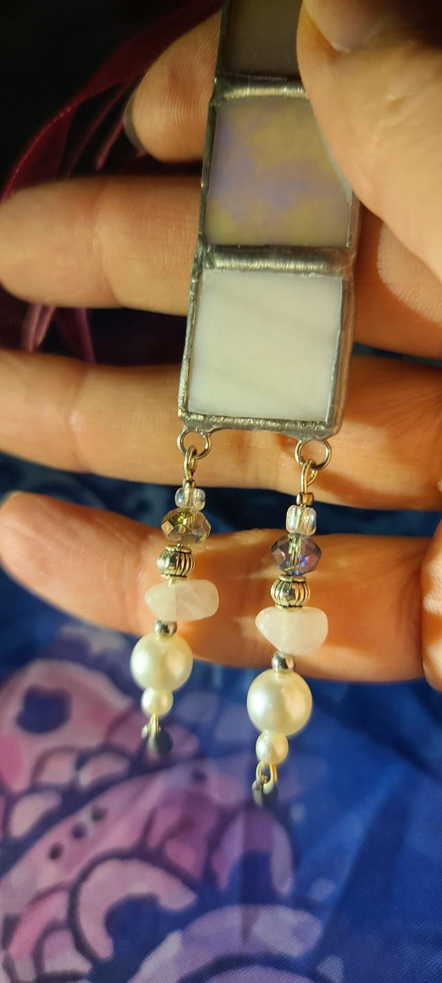 Pendentif en pâte de verre iridescent.