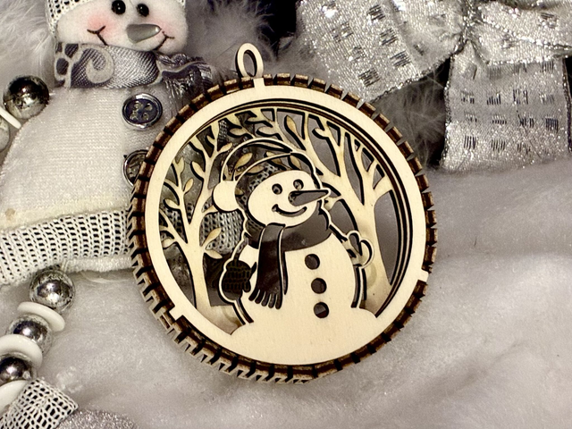 Boules de Noël en bois blanc multicouche – Scènes hivernales (10 modèles au choix)