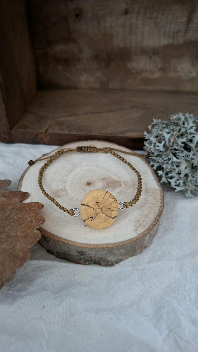 Handgeknüpftes Makramee-Armband und Holzanhänger