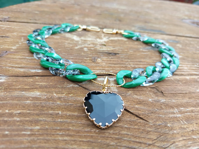 Collier en grosses mailles en acrylique Mantrika