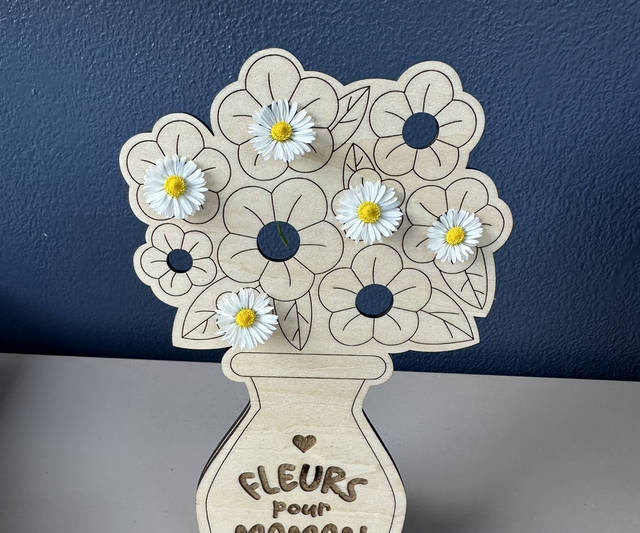 Vase en bois à compléter avec les fleurs