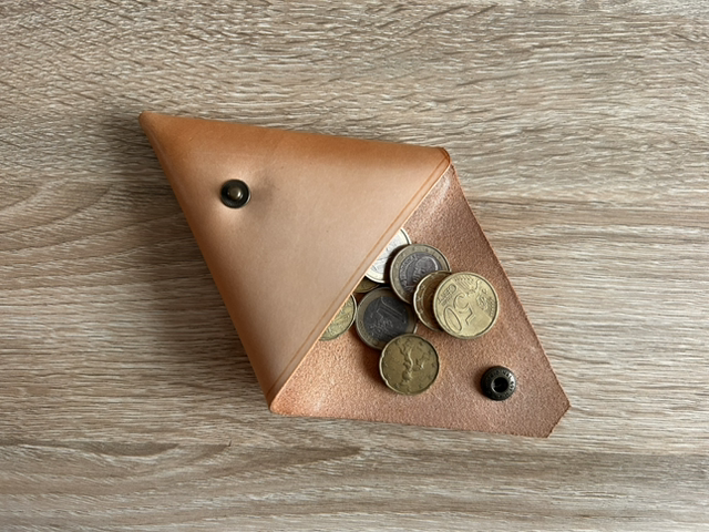 Porte-monnaie triangulaire en cuir - Coloris « Naturel » - Fabriqué à la main en France