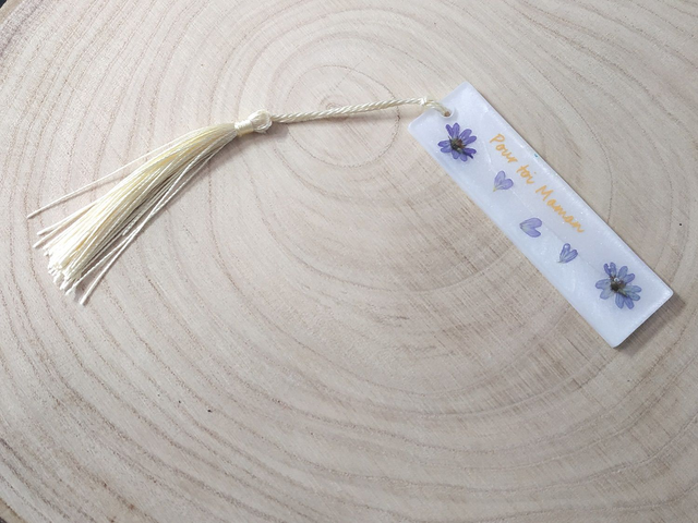 Marque page blanc fleuri avec texte personnalisable