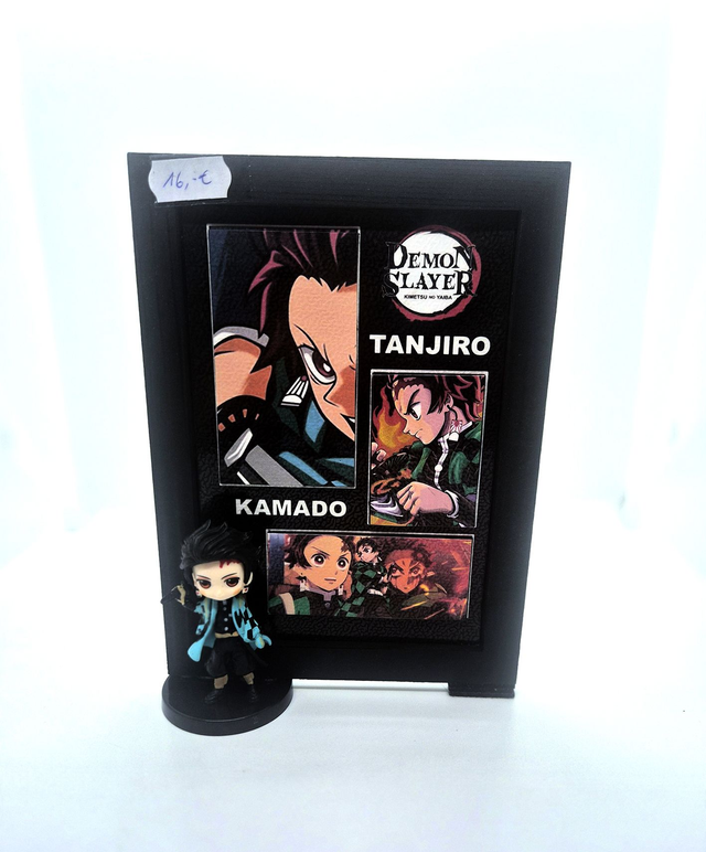 Cadre en bois avec figurine Demon Slayer - Tanjiro