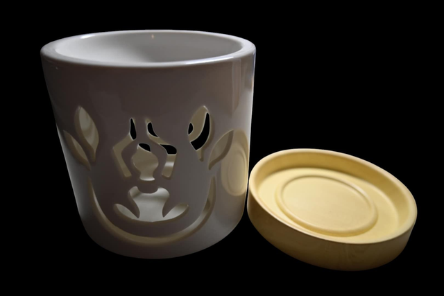 Brûle-parfum zen en céramique blanche – motif yogi lotus avec base en bois naturelle