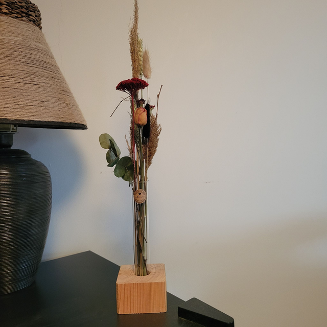 Décoration fleurs séchées dans tube à essai et socle en bois .