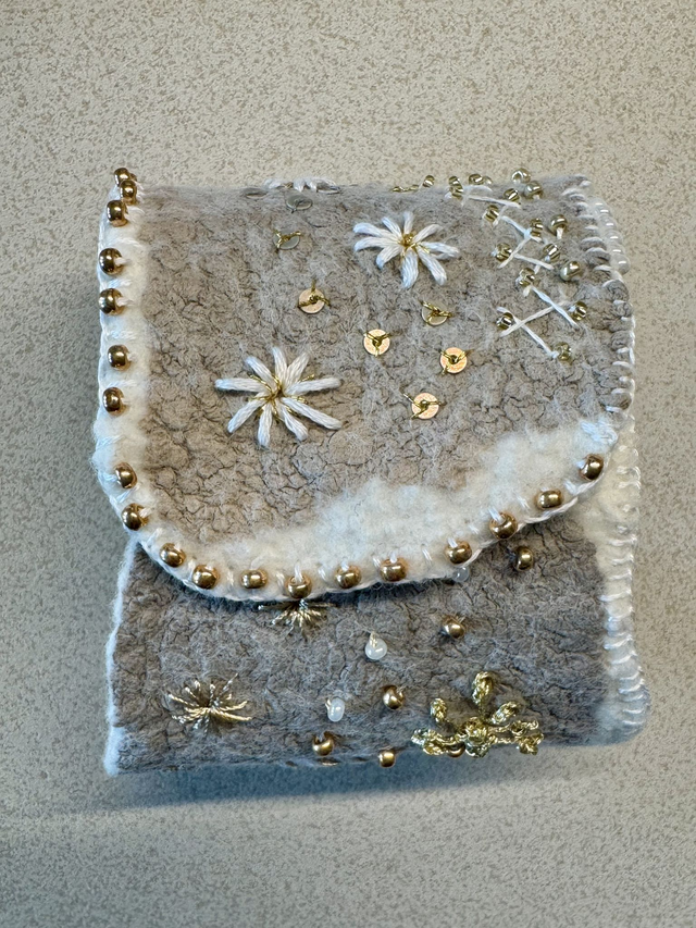 Winterlicht - Kunstvolles Filzarmband mit Handstickerei