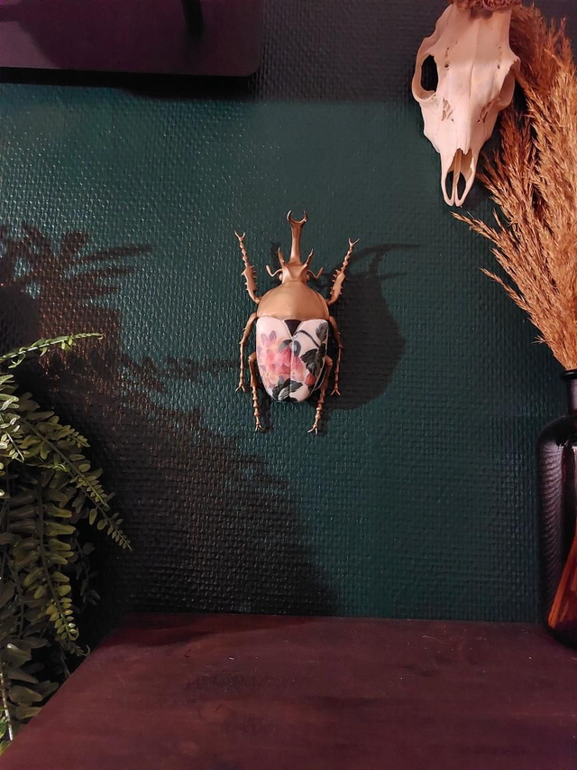 Scarabée en résine fleurs vintage 