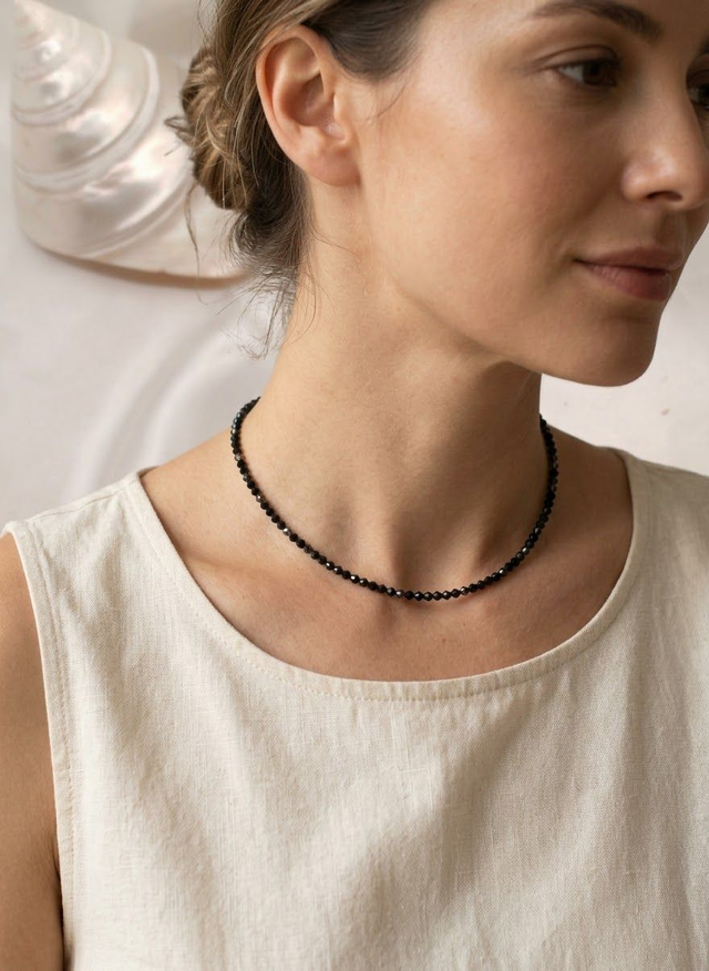 Collier perles noires facettées