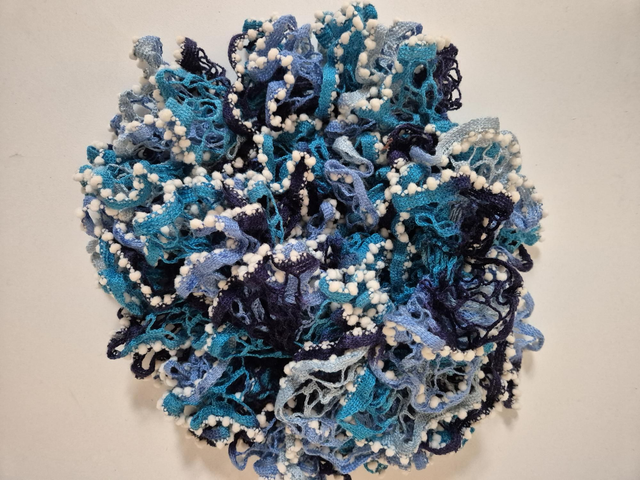 Echarpe dégradé de bleu et "pompons" blancs