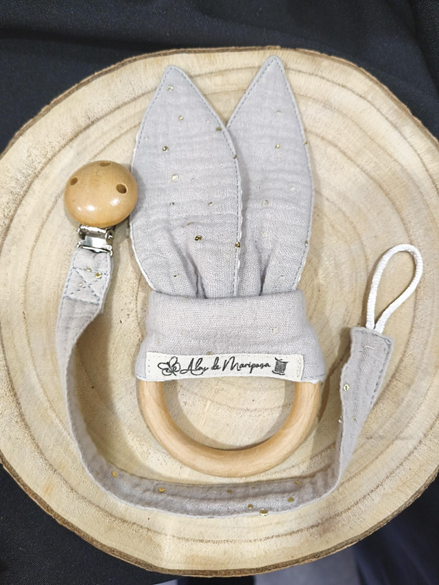 Conjunto mordedor orejas + Chupetero tela