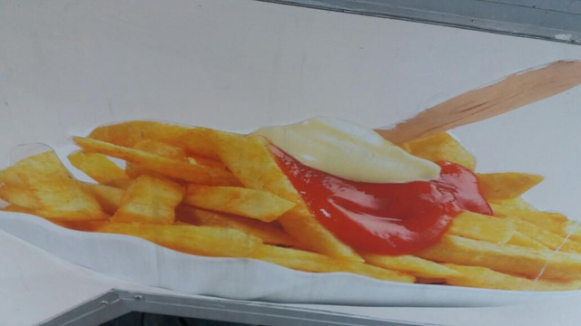 Pommes Mit Ketchup Oder Mayonnaise 