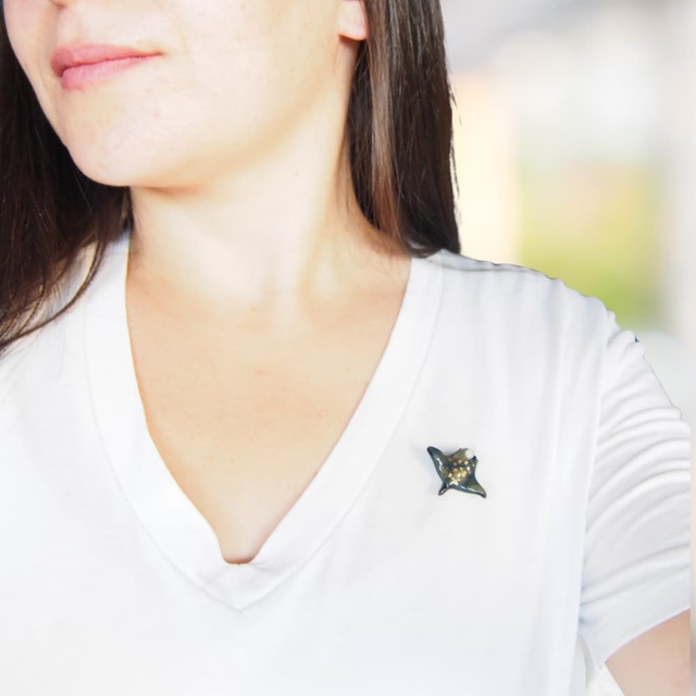 Broche raie léopard 