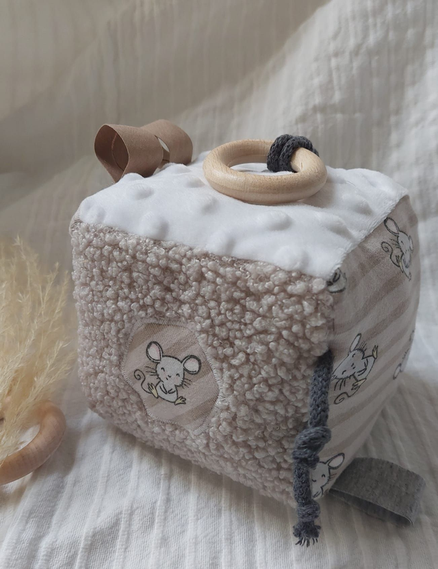 Cube d&#039;éveil souricette