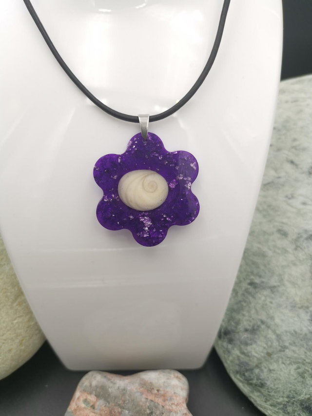 PEN-004 Collier grosse fleur violet