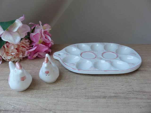 Ancien plat présentoir à œufs en céramique blanche et rose – avec salière et poivrière poules – décoration de cuisine à suspendre ou poser