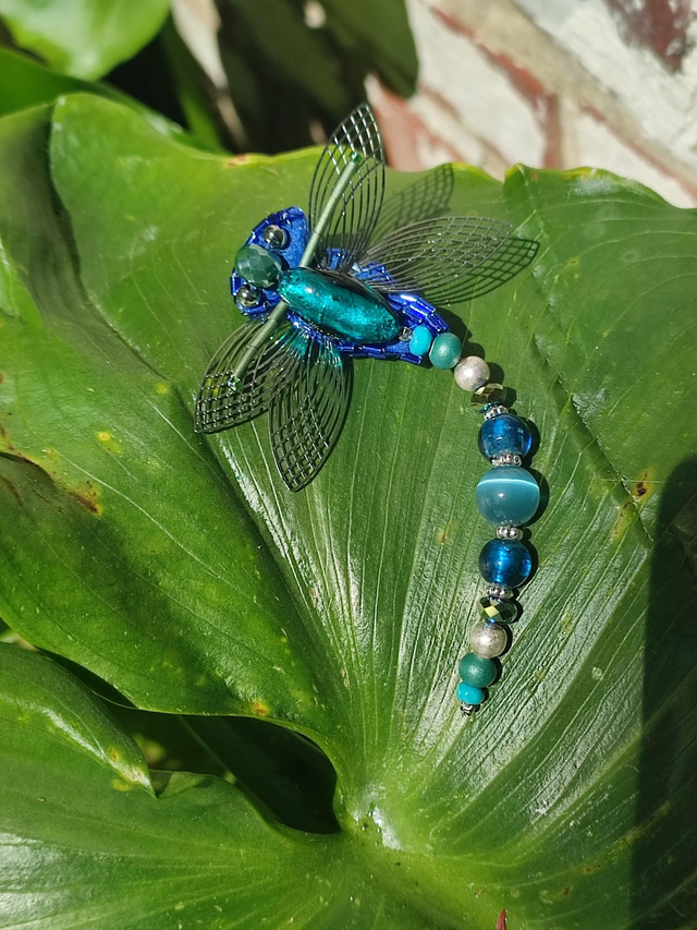 Broche libellule tissé main perles de verre, pièce unique 