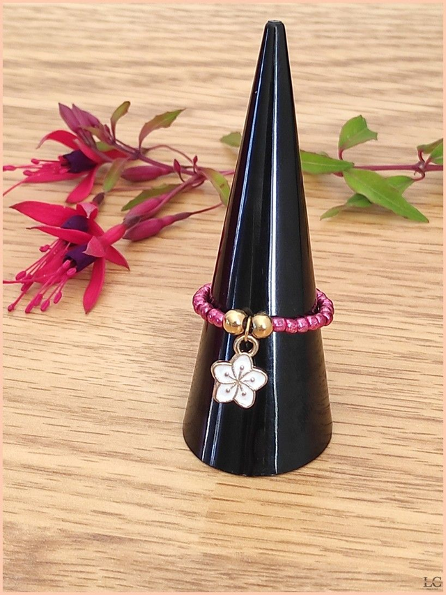 Bague élastique, perle de rocaille, avec breloque