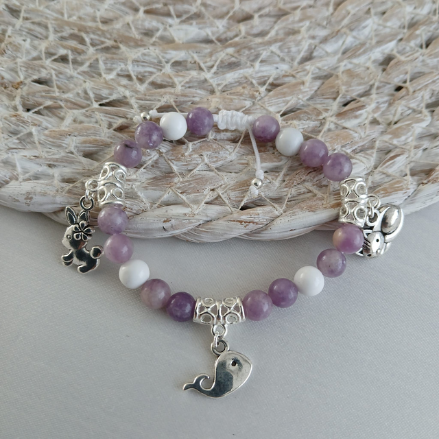 Meisjes armband met Lepidoliet en Howliet en leuke bedels (3.039)