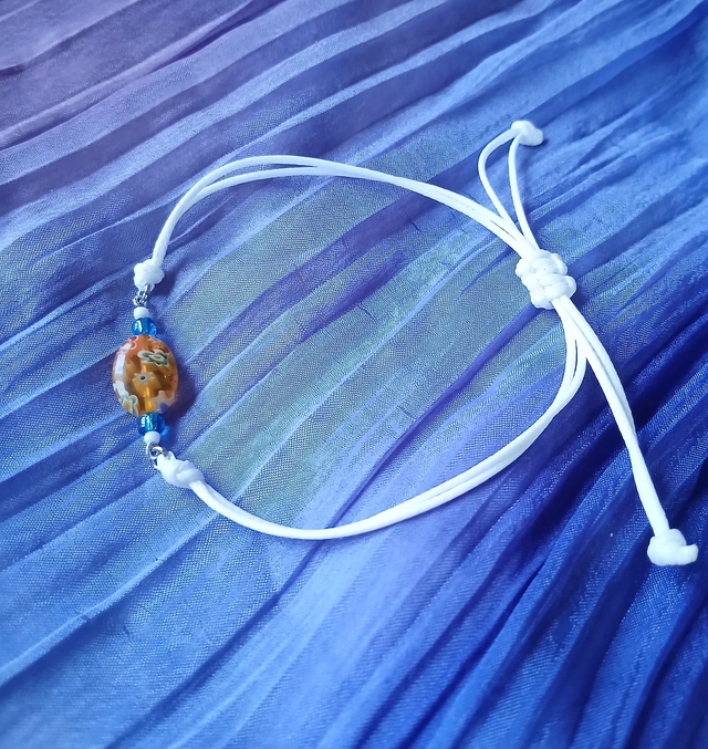 Bracelet blanc perle translucide motif floral orangé