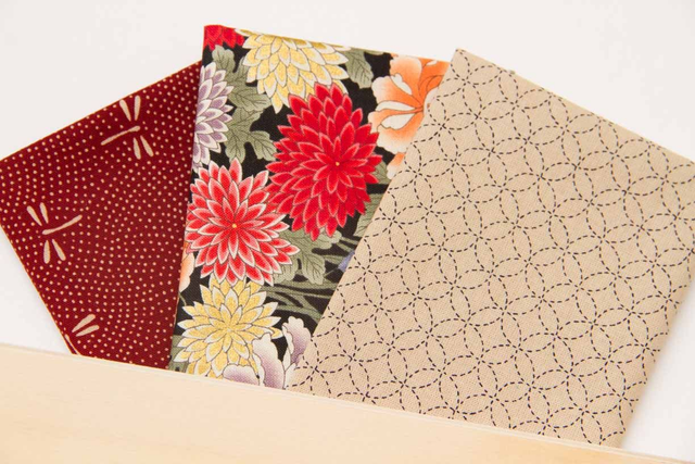 PACK de telas de libélulas rojo granate, sashiko en beige, flores japonesas