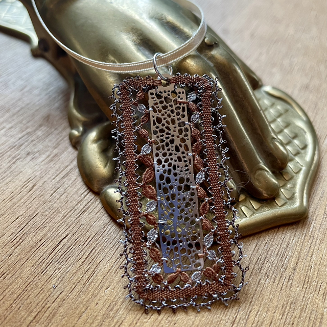 Pendentif rectangle - beige rosé et argenté