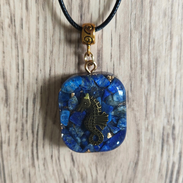Orgonite pendentif hippocampe lapis lazuli