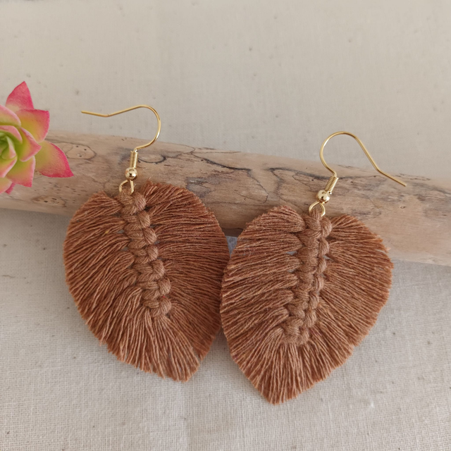 Boucle d'oreille feuille macramé dorée