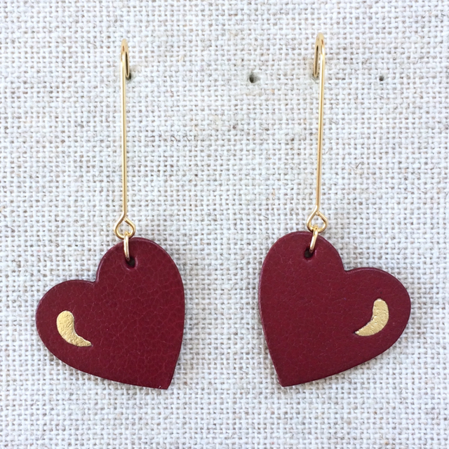 Boucles d’oreilles « Chœur » dorées, cuir grenat
