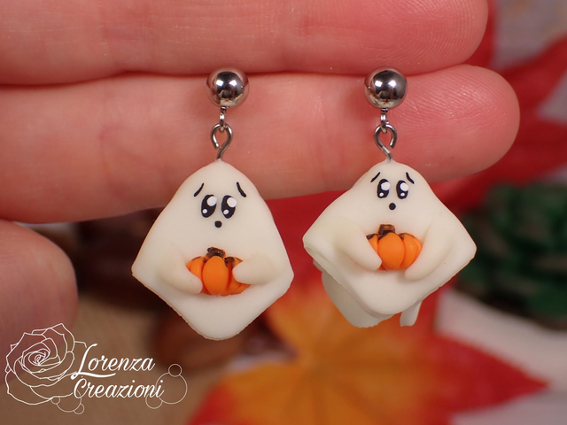 Orecchini pendenti artigianali fantasmini con zucca che si illuminano al buio, fluorescenti, modellati e dipinti a mano in argilla polimerica