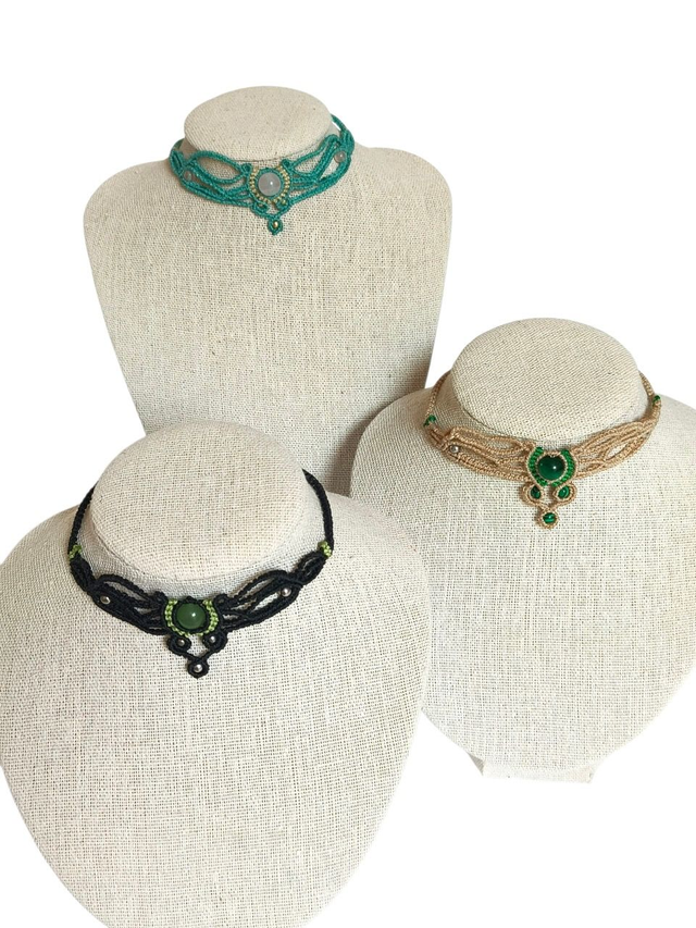 Collier ras du cou – Perles naturelles en micro-macramé