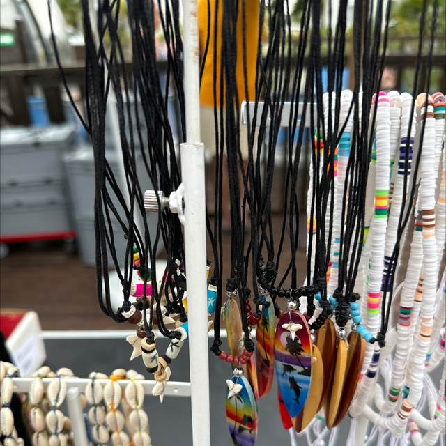 Collier planche et requin 